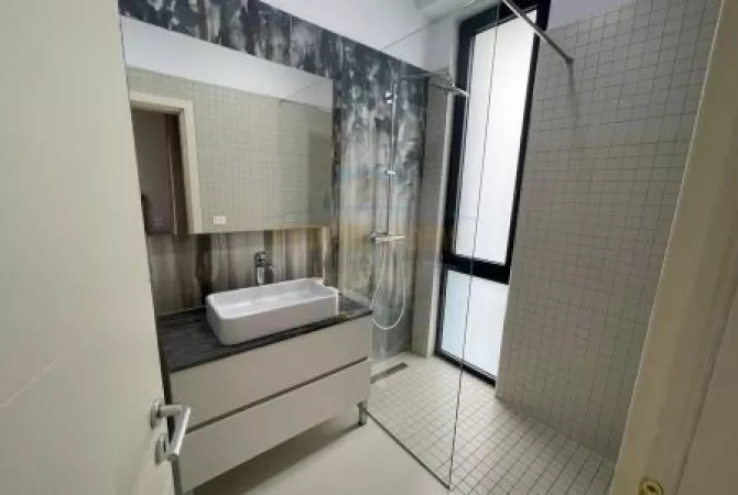 Shtepi ne shitje Apartament ne Tirane, 3+1, Mobilimi E mobiluar, Pagesa 700,000  Euro.