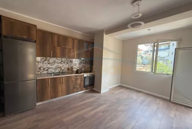 Shtepi ne shitje Apartament ne Tirane, 2+1, Mobilimi Pjeserisht e mobiluar, Pagesa 113,000  Euro.