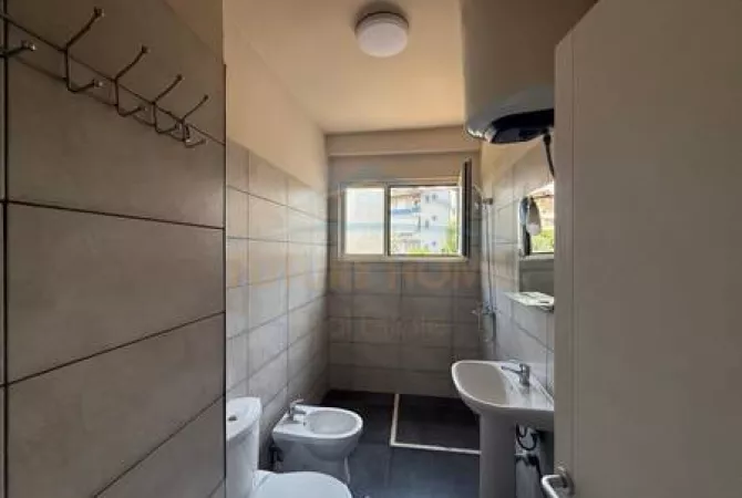 Shtepi ne shitje Apartament ne Tirane, 2+1, Mobilimi Pjeserisht e mobiluar, Pagesa 113,000  Euro.