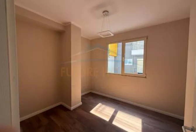 Shtepi ne shitje Apartament ne Tirane, 2+1, Mobilimi Pjeserisht e mobiluar, Pagesa 113,000  Euro.