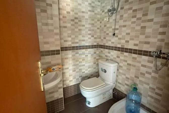 Shtepi ne shitje Apartament ne Tirane, 3+1, Mobilimi Bosh, pa mobiluar, Pagesa 235,000  Euro.