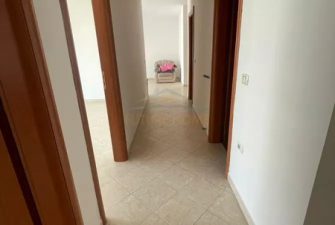 Shtepi ne shitje Apartament ne Tirane, 3+1, Mobilimi Bosh, pa mobiluar, Pagesa 235,000  Euro.