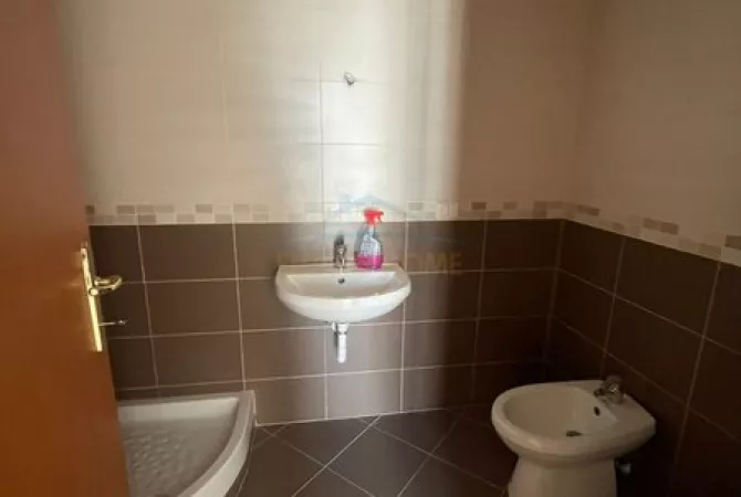 Shtepi ne shitje Apartament ne Tirane, 3+1, Mobilimi Bosh, pa mobiluar, Pagesa 235,000  Euro.