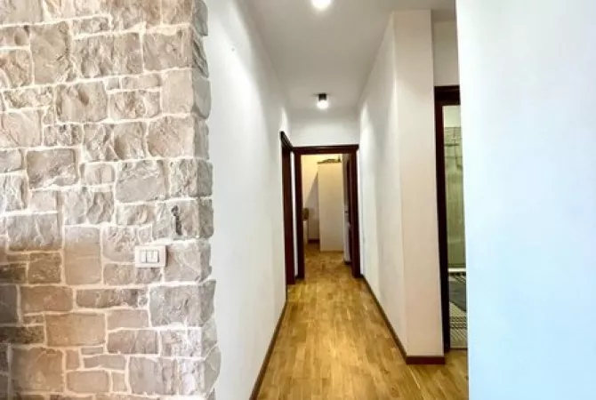 Shtepi ne shitje Apartament ne Tirane, 2+1, Mobilimi E mobiluar, Pagesa 350,000  Euro.