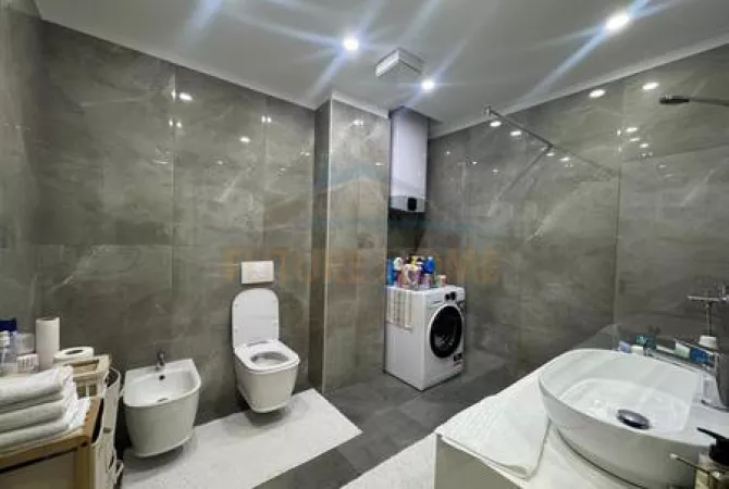 Shtepi ne shitje Apartament ne Tirane, 3+1, Mobilimi E mobiluar, Pagesa 290,000  Euro.