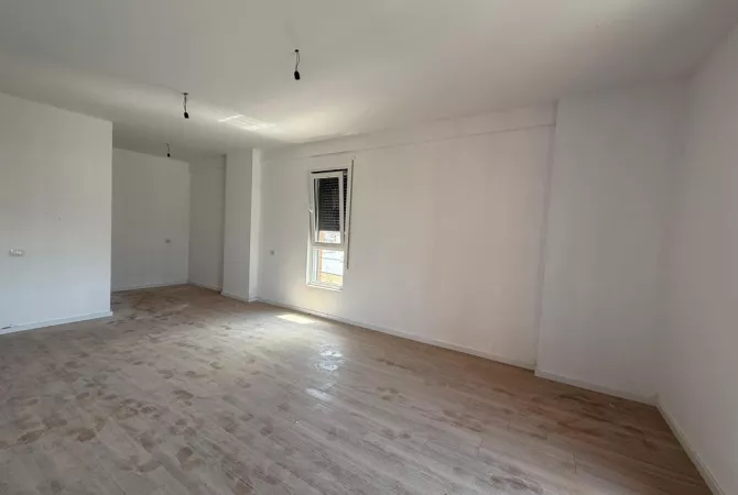 Shtepi ne shitje Apartament ne Tirane, 2+1, Mobilimi Bosh, pa mobiluar, Pagesa 109,900  Euro.