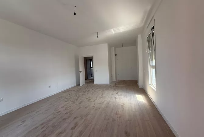 Shtepi ne shitje Apartament ne Tirane, 2+1, Mobilimi Bosh, pa mobiluar, Pagesa 109,900  Euro.