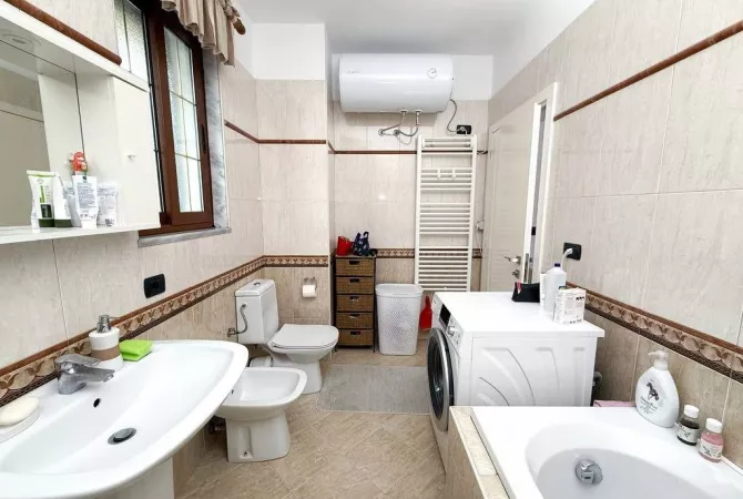 Shtepi me qera Vila Luksoze ne Tirane, 7+1, Mobilimi E mobiluar, Pagesa 4,500  Euro.