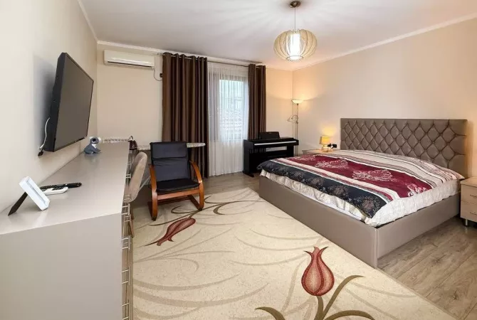 Shtepi me qera Vila Luksoze ne Tirane, 7+1, Mobilimi E mobiluar, Pagesa 4,500  Euro.