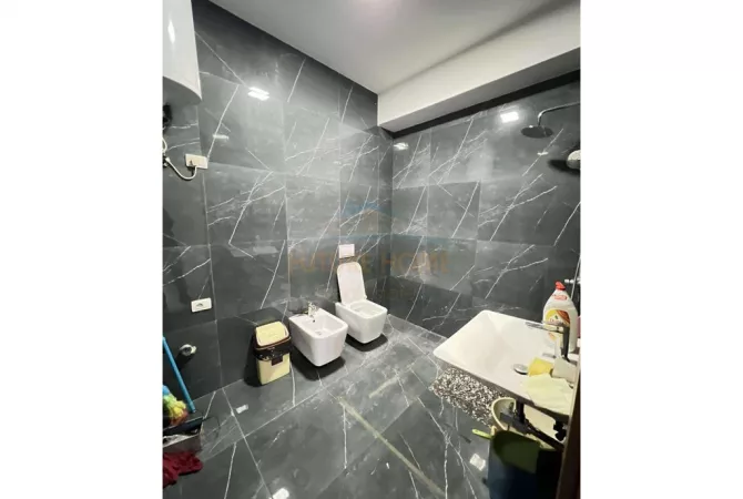 Shtepi ne shitje Apartament ne Tirane, 2+1, Mobilimi Pjeserisht e mobiluar, Pagesa 255,000  Euro.