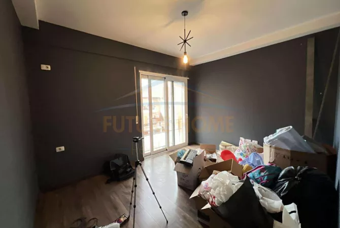 Shtepi ne shitje Apartament ne Tirane, 2+1, Mobilimi Pjeserisht e mobiluar, Pagesa 255,000  Euro.