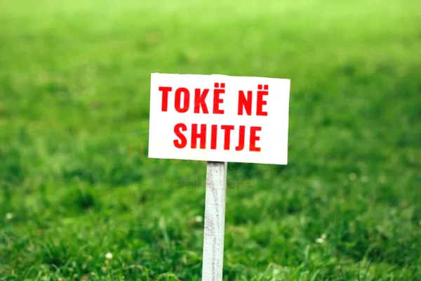 Truall ose Toke  ne Tirane - 800,000 Euro