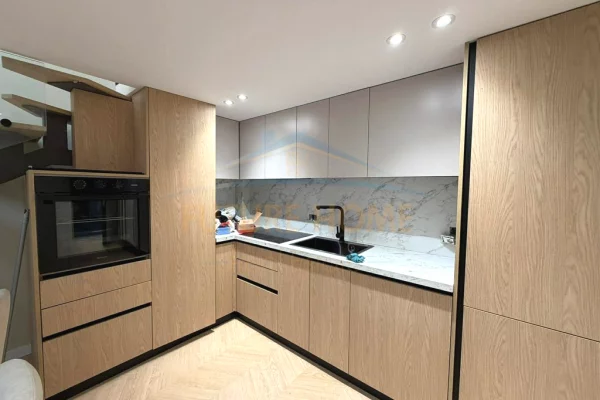 Shtepi ne shitje Duplex(shtepi me 2 kate) ne Tirane, 2+1, Mobilimi E mobiluar, Pagesa 195,000  Euro.