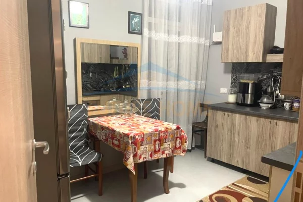 Shtepi ne shitje Apartament ne Tirane, 2+1, Mobilimi E mobiluar, Pagesa 140,000  Euro.