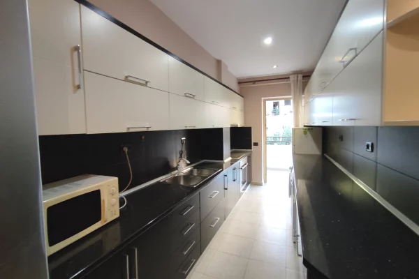 Shtepi me qera Apartament ne Tirane, 1+1, Mobilimi E mobiluar, Pagesa 300  Euro.