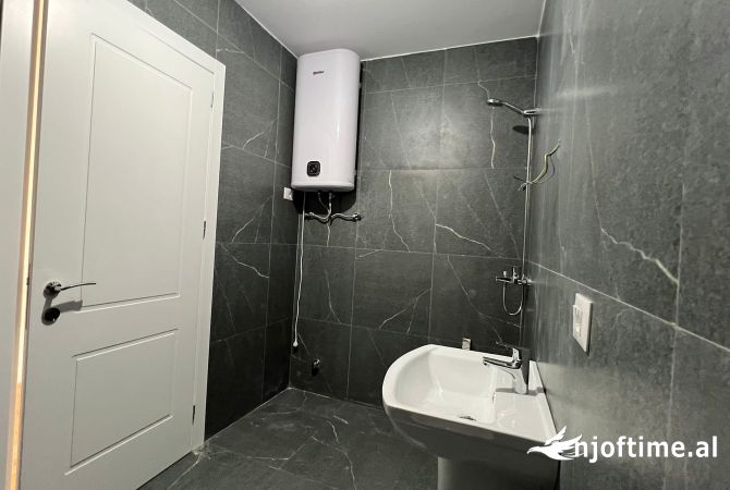 Jepet me qera zyre tek Lake View Residence