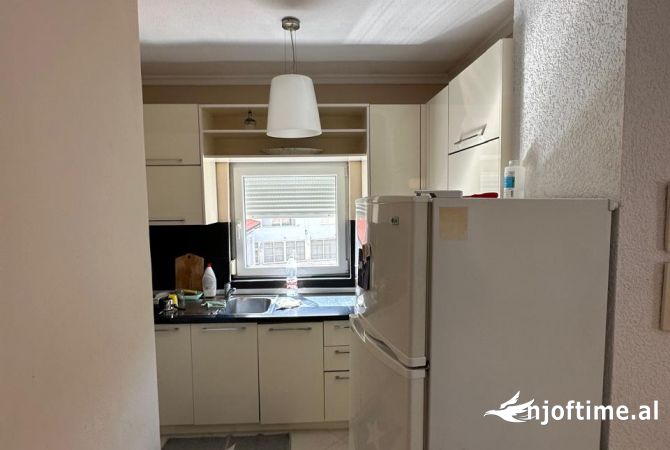 Shtepi me qera Apartament ne Tirane, 3+1, Mobilimi E mobiluar, Pagesa 800  Euro.