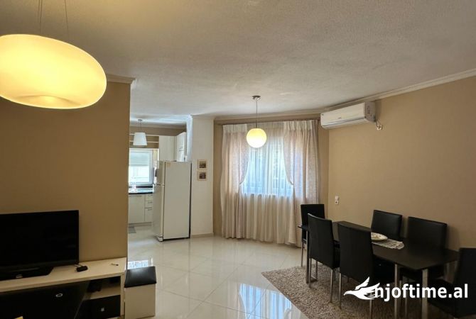 Shtepi me qera Apartament ne Tirane, 3+1, Mobilimi E mobiluar, Pagesa 800  Euro.