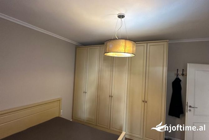 Shtepi me qera Apartament ne Tirane, 3+1, Mobilimi E mobiluar, Pagesa 800  Euro.