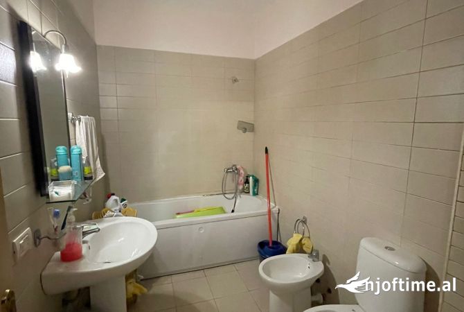 Shtepi ne shitje Apartament ne Tirane, 2+1, Mobilimi E mobiluar, Pagesa 138,000  Euro.