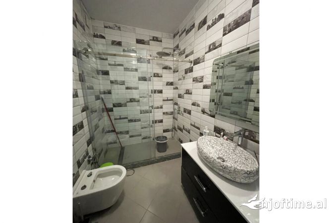 Shtepi me qera Apartament ne Tirane, 2+1, Mobilimi E mobiluar, Pagesa 800  Euro.