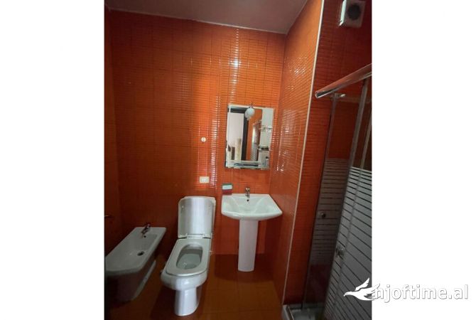 Shtepi me qera Apartament ne Tirane, 2+1, Mobilimi E mobiluar, Pagesa 800  Euro.