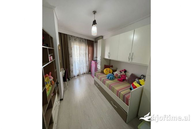 Shtepi me qera Apartament ne Tirane, 2+1, Mobilimi E mobiluar, Pagesa 800  Euro.