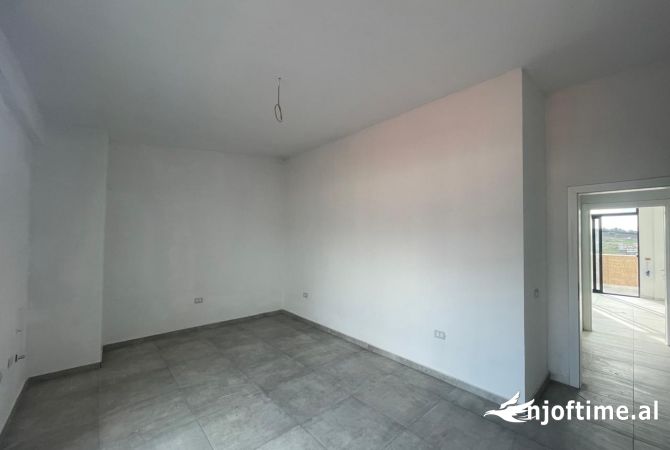 Shtepi ne shitje Penthose(kati i fundit panoramik) ne Tirane, 2+1, Mobilimi Bosh, pa mobiluar, Pagesa 144,830  Euro.