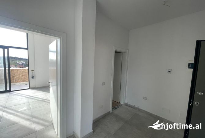 Shtepi ne shitje Penthose(kati i fundit panoramik) ne Tirane, 2+1, Mobilimi Bosh, pa mobiluar, Pagesa 144,830  Euro.