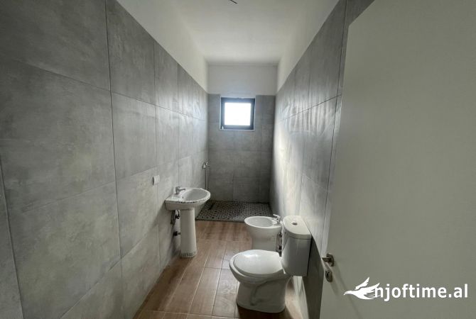 Shtepi ne shitje Penthose(kati i fundit panoramik) ne Tirane, 2+1, Mobilimi Bosh, pa mobiluar, Pagesa 144,830  Euro.