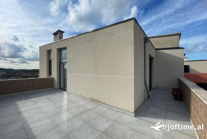 Shtepi ne shitje Penthose(kati i fundit panoramik) ne Tirane, 2+1, Mobilimi Bosh, pa mobiluar, Pagesa 144,830  Euro.