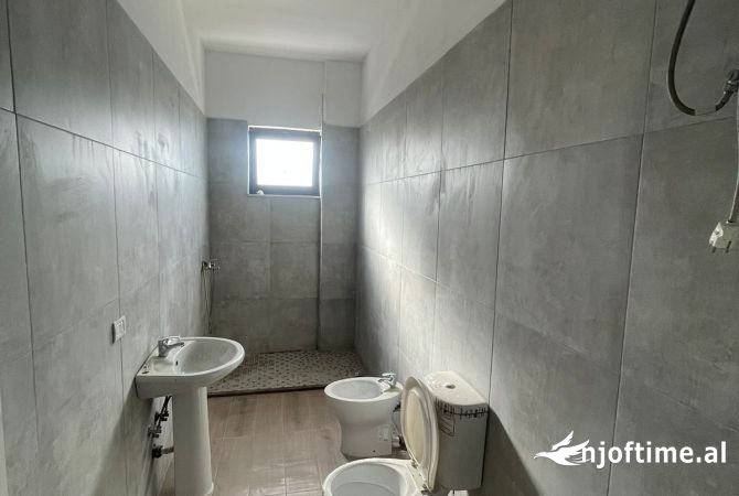 Shtepi ne shitje Penthose(kati i fundit panoramik) ne Tirane, 2+1, Mobilimi Bosh, pa mobiluar, Pagesa 130,000  Euro.