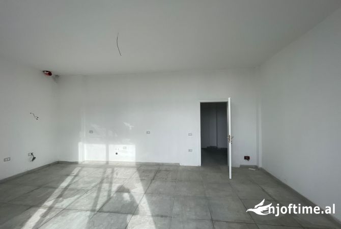 Shtepi ne shitje Penthose(kati i fundit panoramik) ne Tirane, 2+1, Mobilimi Bosh, pa mobiluar, Pagesa 130,000  Euro.