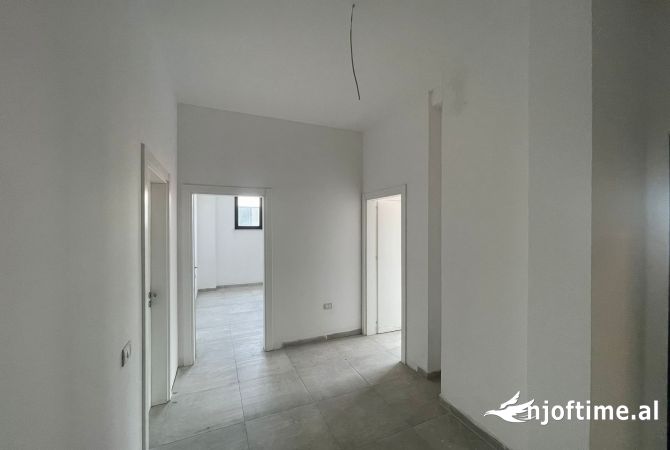 Shtepi ne shitje Penthose(kati i fundit panoramik) ne Tirane, 2+1, Mobilimi Bosh, pa mobiluar, Pagesa 130,000  Euro.