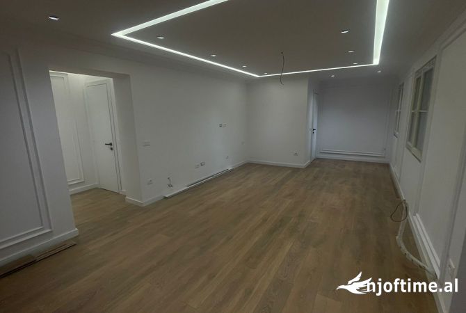 Ambiente Commerciale in Affitto 3+1 a Tirana - 1,300 Euro