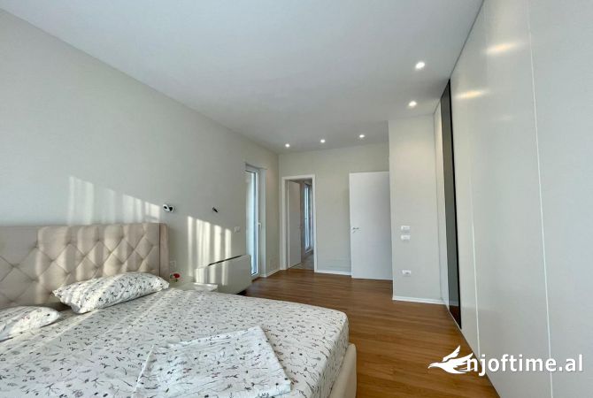 Shtepi me qera Vila Luksoze ne Tirane, 3+1, Mobilimi E mobiluar, Pagesa 4,000  Euro.