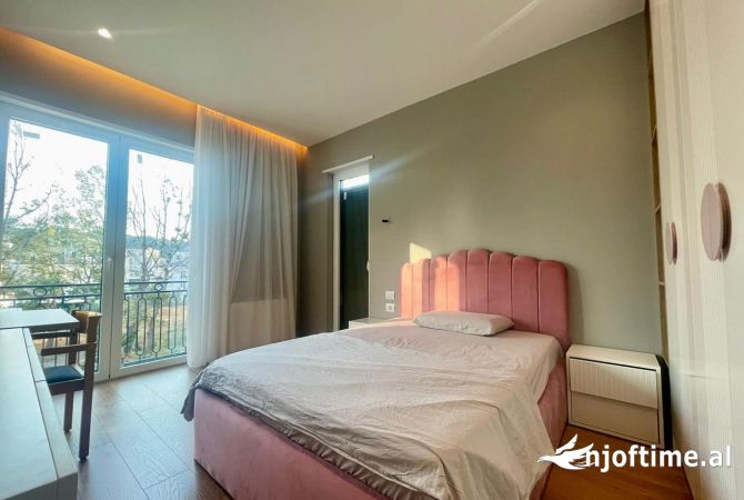 Shtepi me qera Vila Luksoze ne Tirane, 3+1, Mobilimi E mobiluar, Pagesa 4,000  Euro.