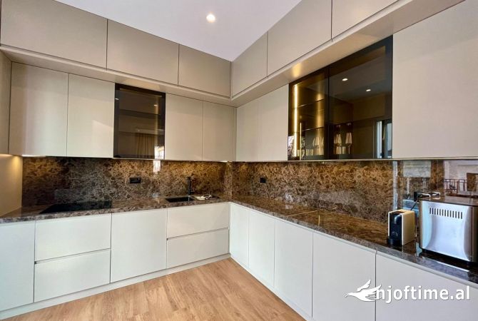 Shtepi me qera Vila Luksoze ne Tirane, 3+1, Mobilimi E mobiluar, Pagesa 4,000  Euro.