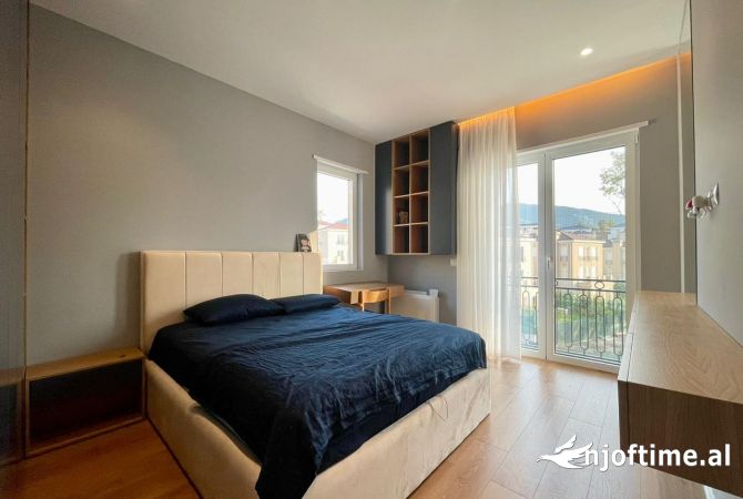 Shtepi me qera Vila Luksoze ne Tirane, 3+1, Mobilimi E mobiluar, Pagesa 4,000  Euro.