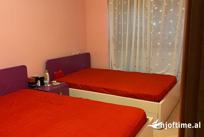 Shtepi ne shitje Apartament ne Tirane, 2+1, Mobilimi E mobiluar, Pagesa 125,000  Euro.
