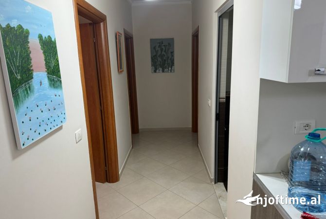 Shtepi ne shitje Apartament ne Tirane, 3+1, Mobilimi E mobiluar, Pagesa 150,000  Euro.