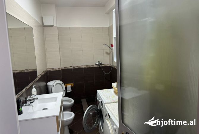 Shtepi ne shitje Apartament ne Tirane, 3+1, Mobilimi E mobiluar, Pagesa 150,000  Euro.