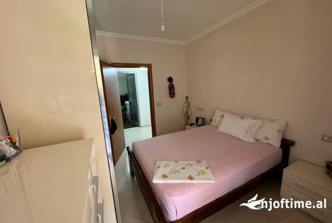 Shtepi ne shitje Apartament ne Tirane, 3+1, Mobilimi E mobiluar, Pagesa 150,000  Euro.