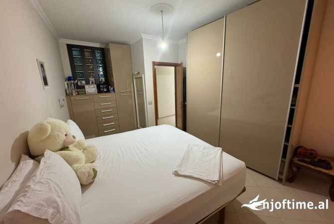 Shtepi ne shitje Apartament ne Tirane, 3+1, Mobilimi E mobiluar, Pagesa 150,000  Euro.