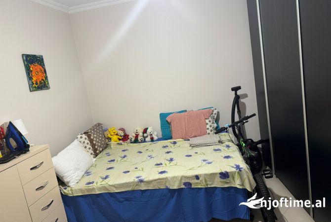 Shtepi ne shitje Apartament ne Tirane, 3+1, Mobilimi E mobiluar, Pagesa 150,000  Euro.