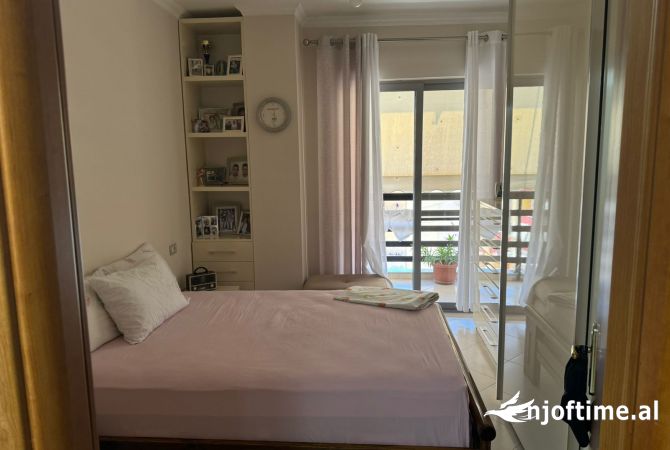 Shtepi ne shitje Apartament ne Tirane, 3+1, Mobilimi E mobiluar, Pagesa 150,000  Euro.