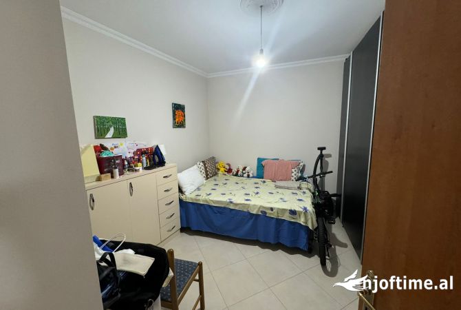 Shtepi ne shitje Apartament ne Tirane, 3+1, Mobilimi E mobiluar, Pagesa 150,000  Euro.