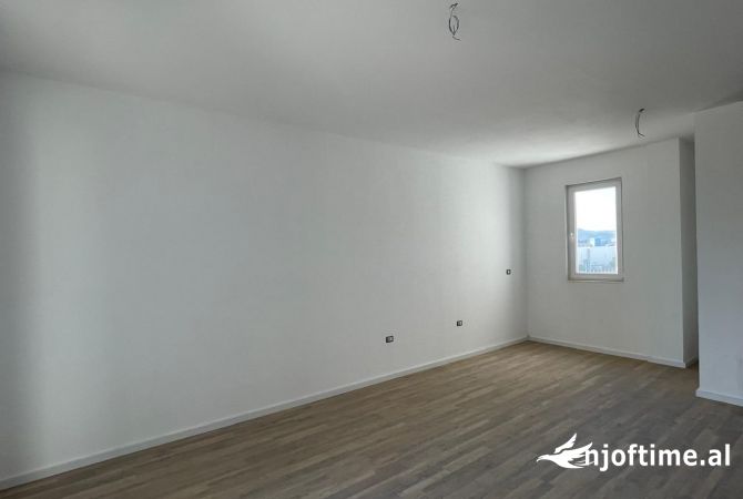Shtepi ne shitje Apartament ne Tirane, 2+1, Mobilimi Bosh, pa mobiluar, Pagesa 137,000  Euro.