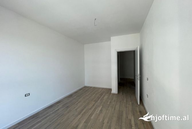 Shtepi ne shitje Apartament ne Tirane, 2+1, Mobilimi Bosh, pa mobiluar, Pagesa 137,000  Euro.