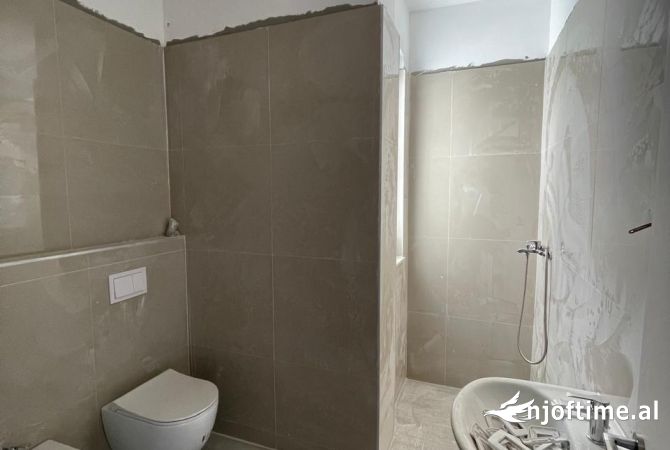 Shtepi ne shitje Apartament ne Tirane, 2+1, Mobilimi Bosh, pa mobiluar, Pagesa 137,000  Euro.